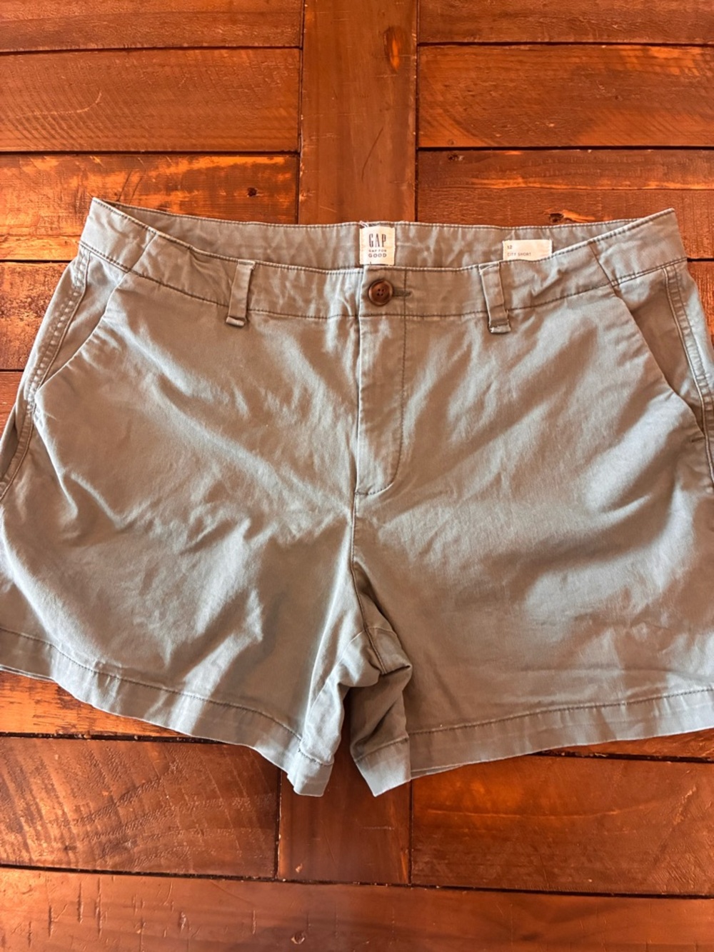 GAP Women's Classic City Shorts in kaki green